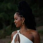 L'artiste IAMDDB de profil, tête d'affiche des Nuits Weekender 2026 au Botanique