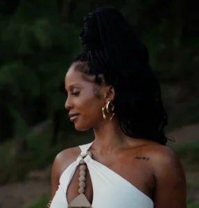 L'artiste IAMDDB de profil, tête d'affiche des Nuits Weekender 2026 au Botanique