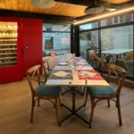 Table de restaurant dressee en soiree, ou manger en province de Luxembourg