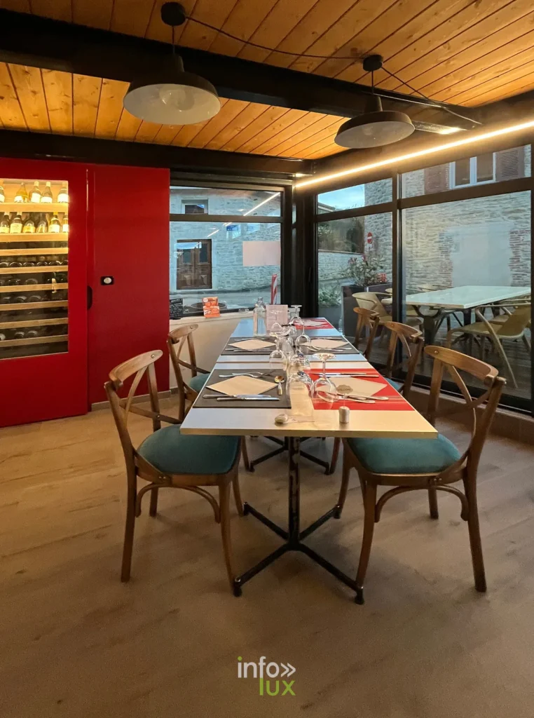 Table de restaurant dressee en soiree, ou manger en province de Luxembourg
