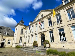 Parc et château Pastur (hôtel de ville) à Jodoigne, portail en pierre de Gobertange