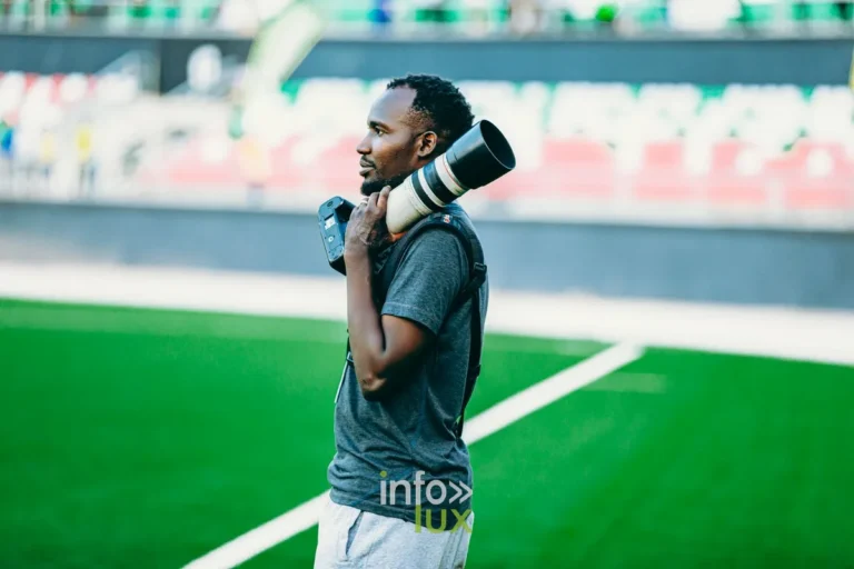 Photographe de sport au teleobjectif au bord d'un terrain de football, materiel Photo Good Deal au Luxembourg