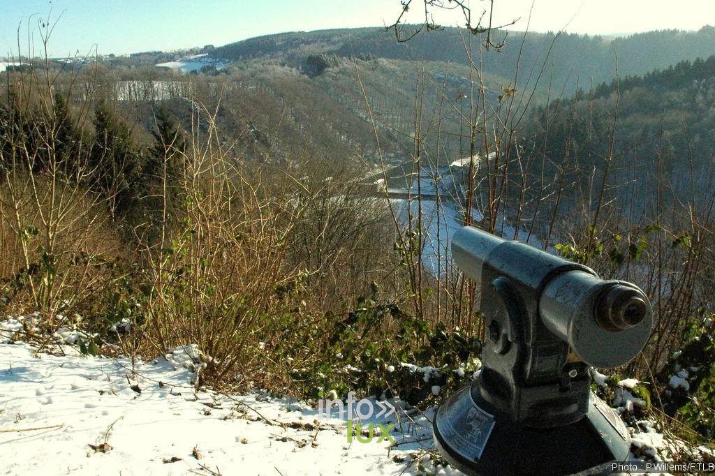 Le lac de Nisramont vu des hauteurs