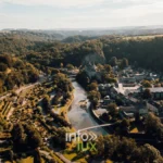 Panorama sur la vieille ville de Durbuy et le méandre de l'Ourthe
