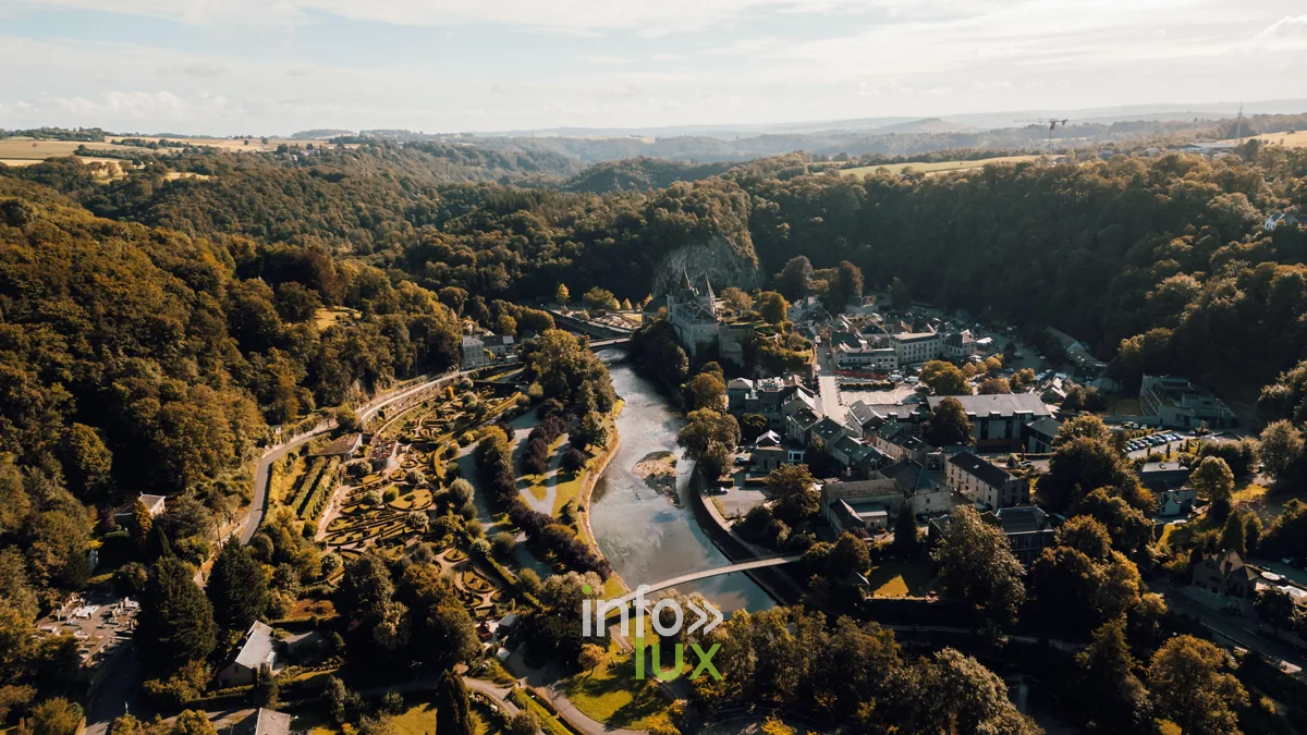 Panorama sur la vieille ville de Durbuy et le méandre de l'Ourthe