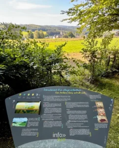 Vue sur Redu et la vallée de la Lesse depuis le Bois des Légendes