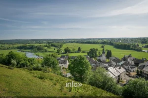 Le village de Chassepierre dans son méandre de la Semois