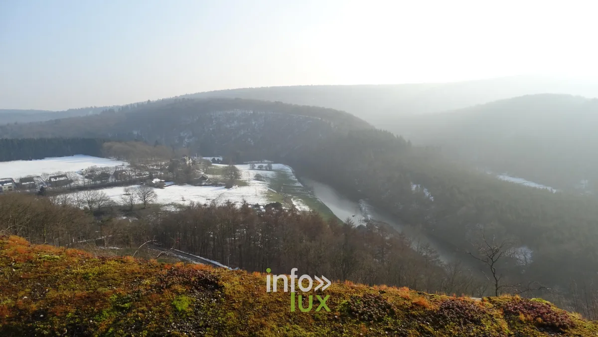 Vue sur les méandres de la Semois depuis le château d'Herbeumont