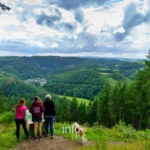 Le méandre de l'Ourthe et le village de Maboge depuis les Crestelles