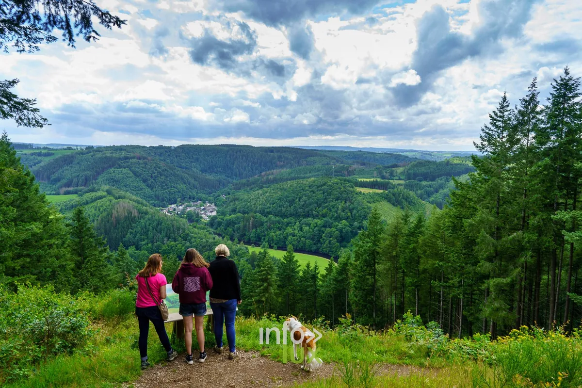 Le méandre de l'Ourthe et le village de Maboge depuis les Crestelles