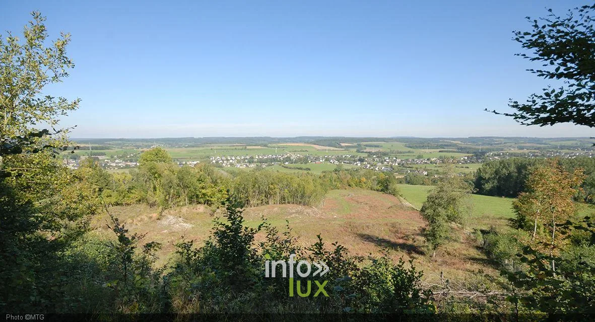 Le vaste paysage de la Lorraine belge depuis le panorama de la Hêtraie à Musson