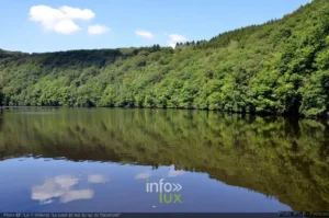 Le lac de Nisramont et le barrage sur l'Ourthe