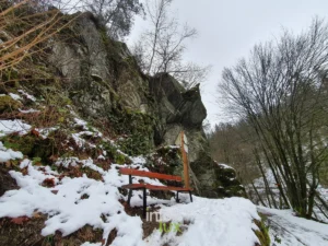 L'arête rocheuse de la Roche des Fées au-dessus de la Semois à Corbion