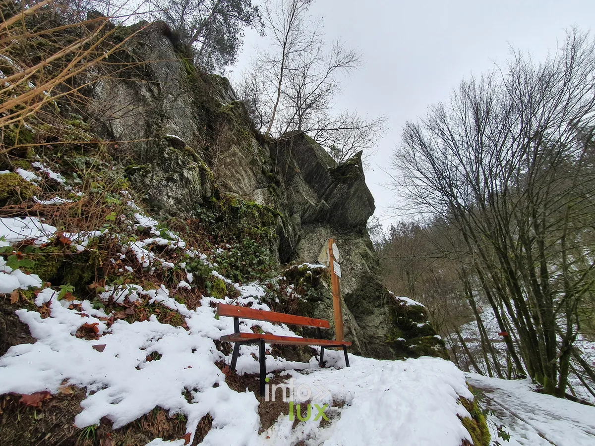 L'arête rocheuse de la Roche des Fées au-dessus de la Semois à Corbion