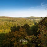 La vallée de la Lesse et Belvaux depuis le Rocher à pic de Resteigne