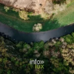 Vue vertigineuse sur un méandre de la Semois depuis le Rocher du Hat