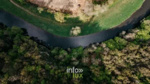 Vue vertigineuse sur un méandre de la Semois depuis le Rocher du Hat