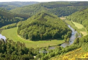 La boucle de la Semois autour du Tombeau du Géant à Botassart
