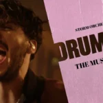 Le chanteur de Storm Orchestra, bouche grande ouverte, dans le clip Drummer