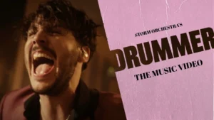 Le chanteur de Storm Orchestra, bouche grande ouverte, dans le clip Drummer