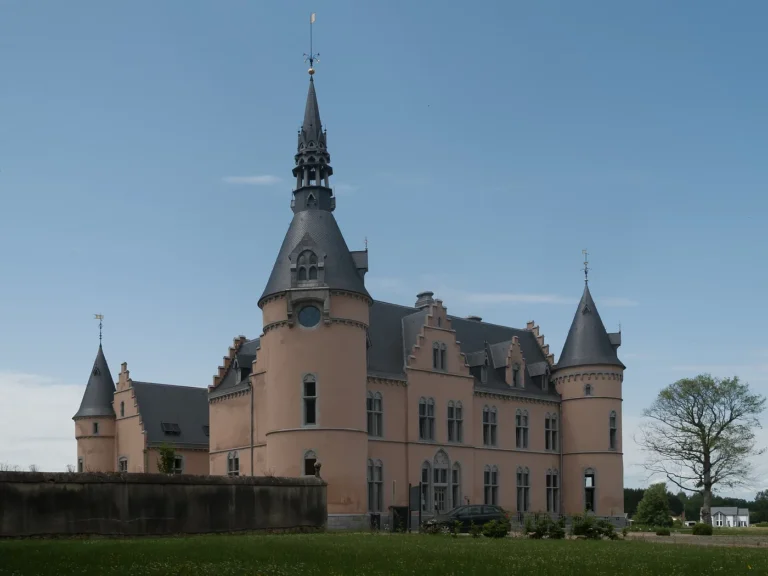 Chiny > Spectacle > Théâtre en plein air: Un monde idéal