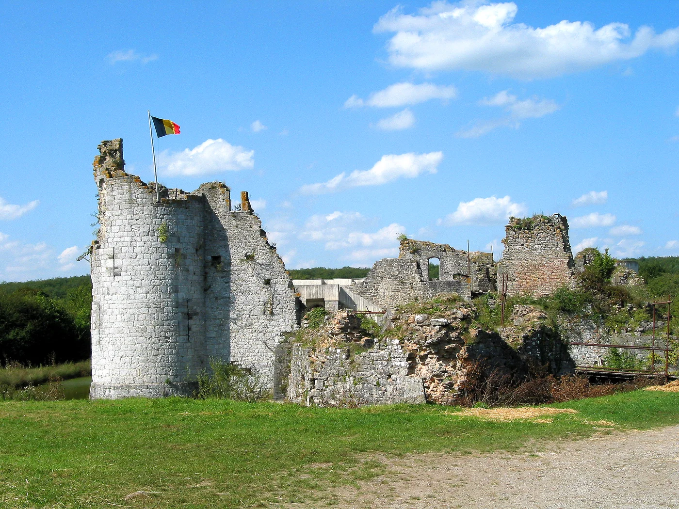 Ruines du vieux château féodal de Fagnolle (XIIe siècle) — Fagnolle, un des Plus Beaux Villages de Wallonie (Philippeville, province de Namur)