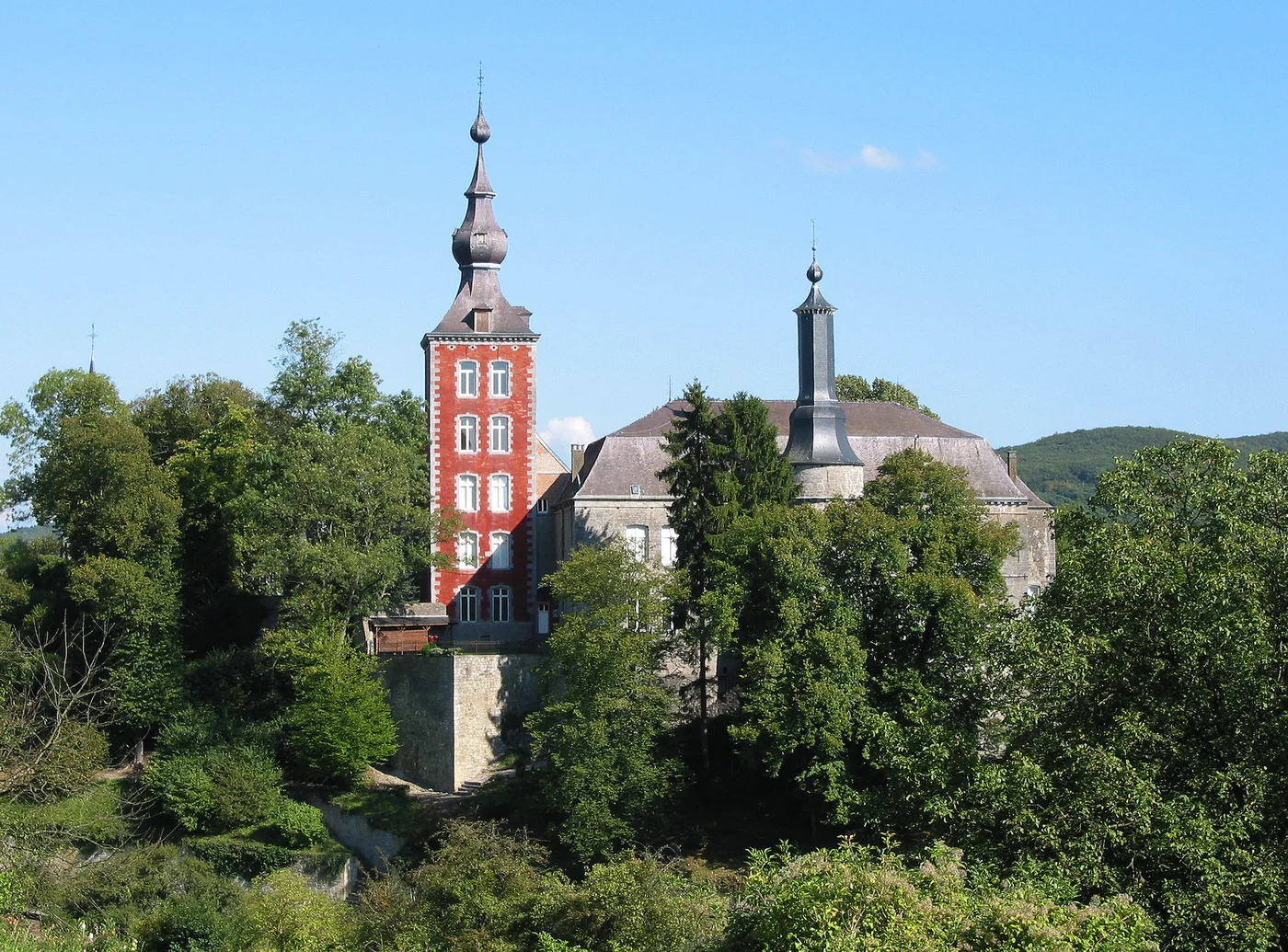 Le château de Vierves-sur-Viroin — Vierves-sur-Viroin, un des Plus Beaux Villages de Wallonie (Viroinval, province de Namur)