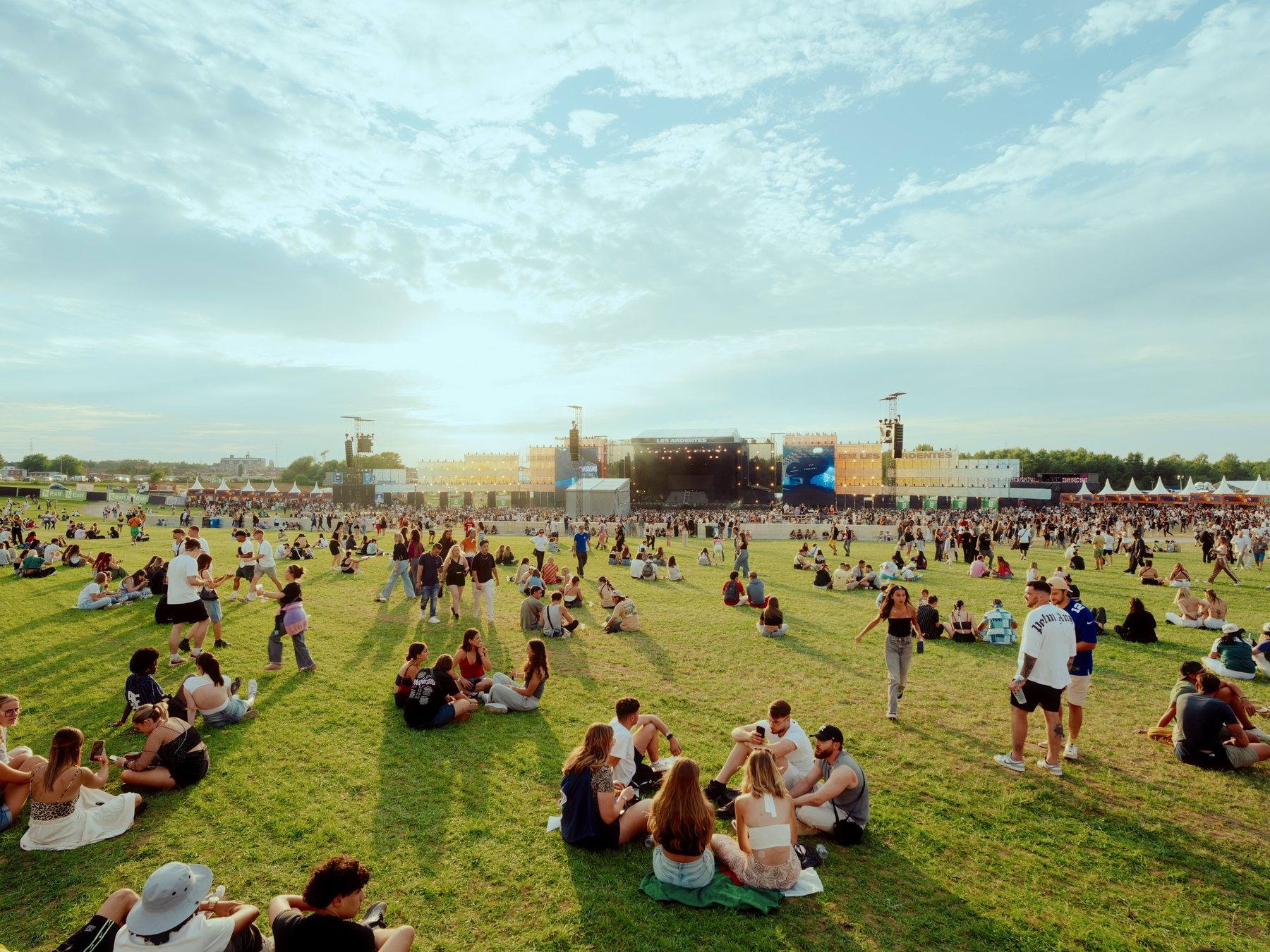 Zones de détente et espaces festivaliers aux Ardentes