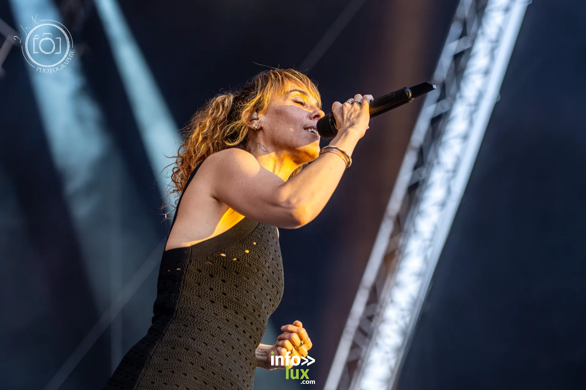 Zaz au contact du public en fin de concert - photo 2 la x photographie