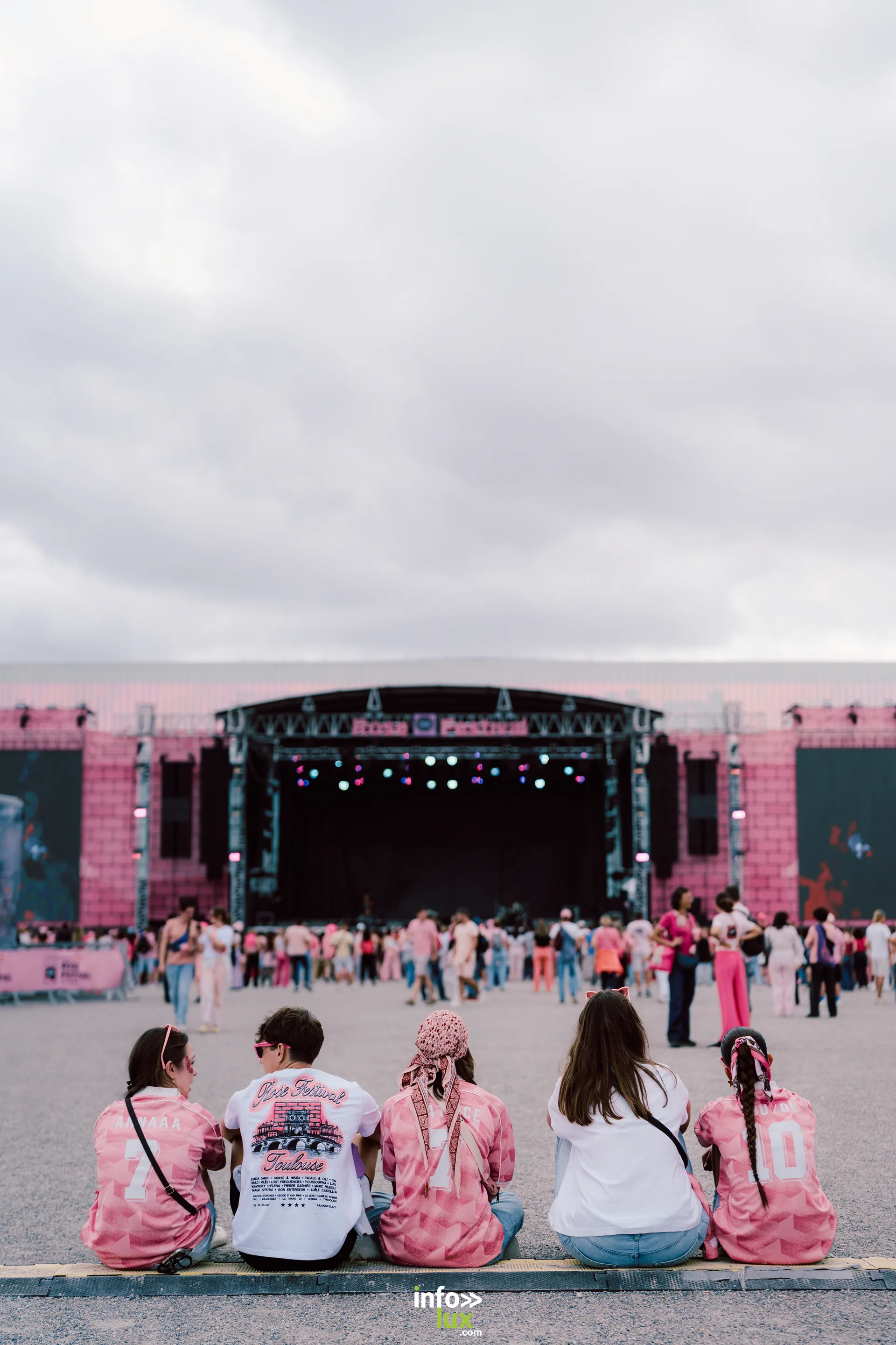 Festivaliers face à la scène du Rose Festival à Toulouse