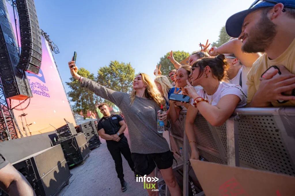 Adèle Castillon aux Nuits Secrètes 2026, proche des fans au premier rang. Photo : hvgoshot pour Info-Lux.