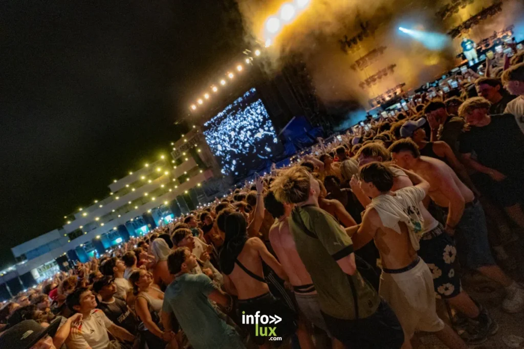 foule et ambiance du festival Les Ardentes 2026 à Liège en Belgique.