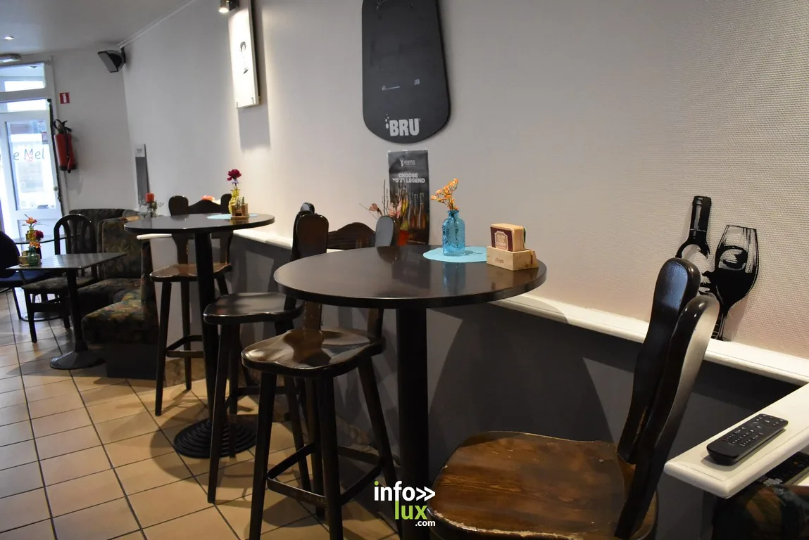 Tables hautes et enceintes dans la salle de la Taverne Georges, prêtes pour une soirée