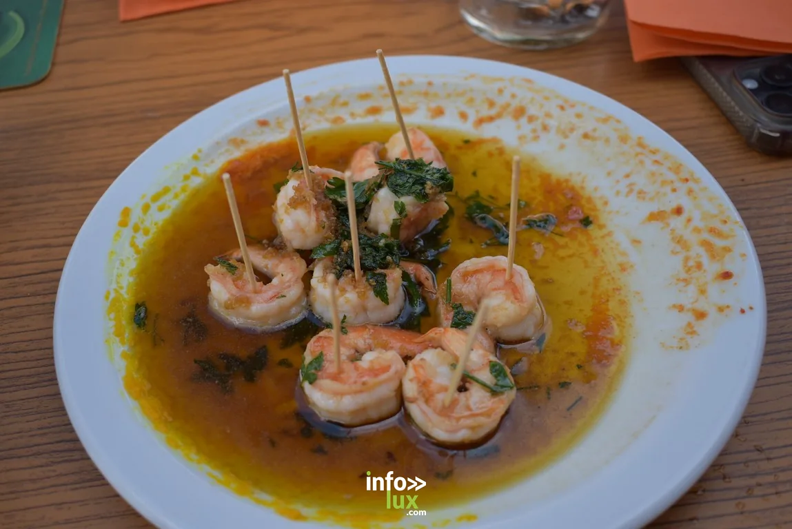 Une assiette de scampis à l’ail servie à la Taverne Georges