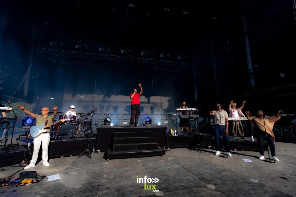 Gaël Faye aux Nuits Secrètes 2026, entre rap, slam et poésie sur la Grande Scène. Photo : hvgoshot pour Info-Lux.