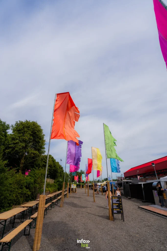 Ouverture des Nuits Secrètes 2026 à Aulnoye-Aymeries avec les premiers festivaliers sur le site.