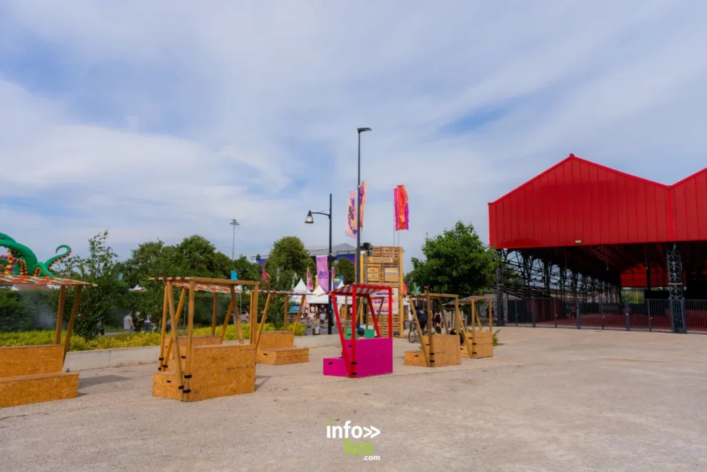 Ouverture des Nuits Secrètes 2026 à Aulnoye-Aymeries avec les premiers festivaliers sur le site.