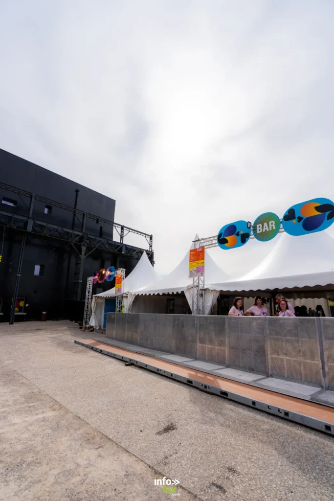 Ouverture des Nuits Secrètes 2026 à Aulnoye-Aymeries avec les premiers festivaliers sur le site.