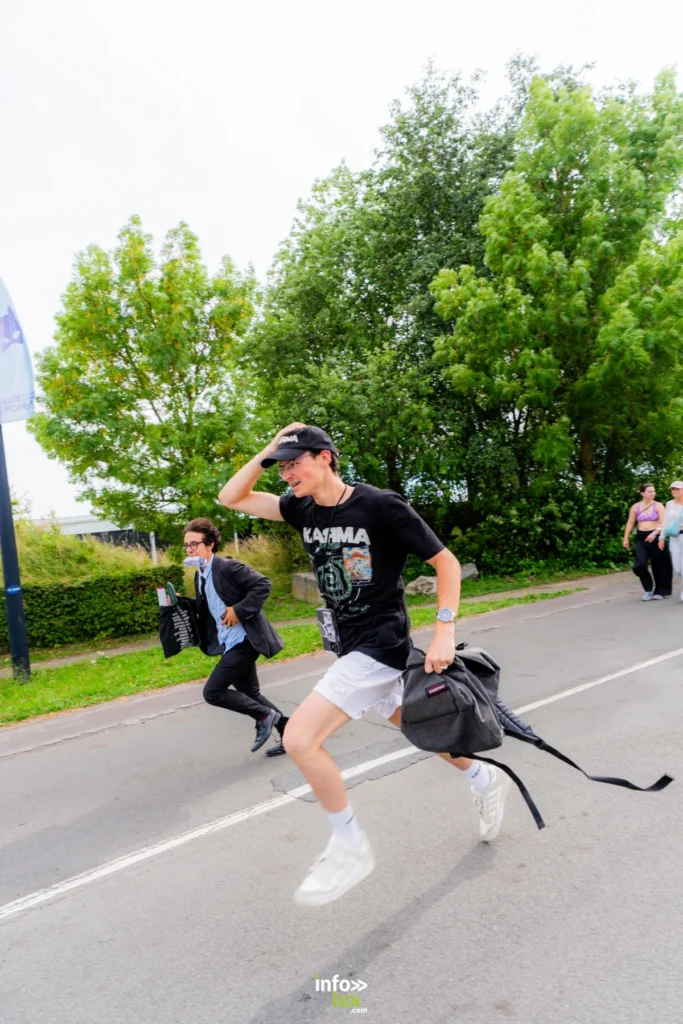 Ouverture des Nuits Secrètes 2026 à Aulnoye-Aymeries avec les premiers festivaliers sur le site.