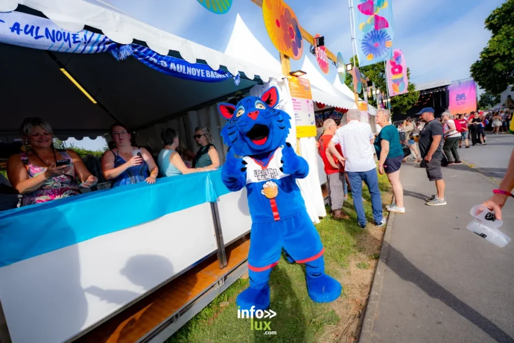 La mascotte des Nuits Secrètes 2026 accueille les festivaliers à Aulnoye-Aymeries.