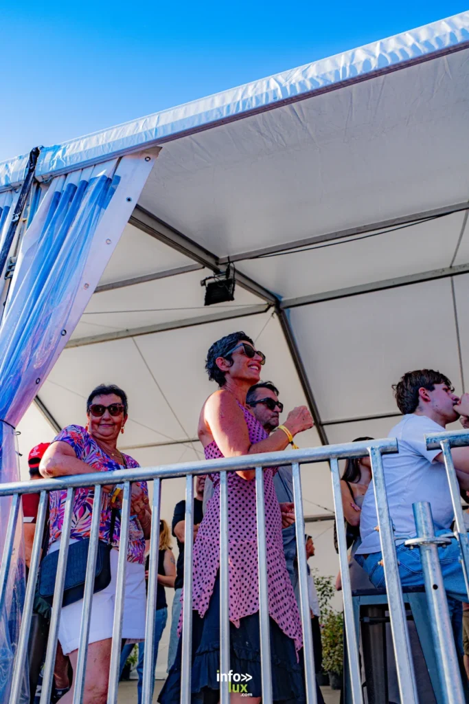 Le public profite des concerts lors de la première journée des Nuits Secrètes 2026 à Aulnoye-Aymeries.