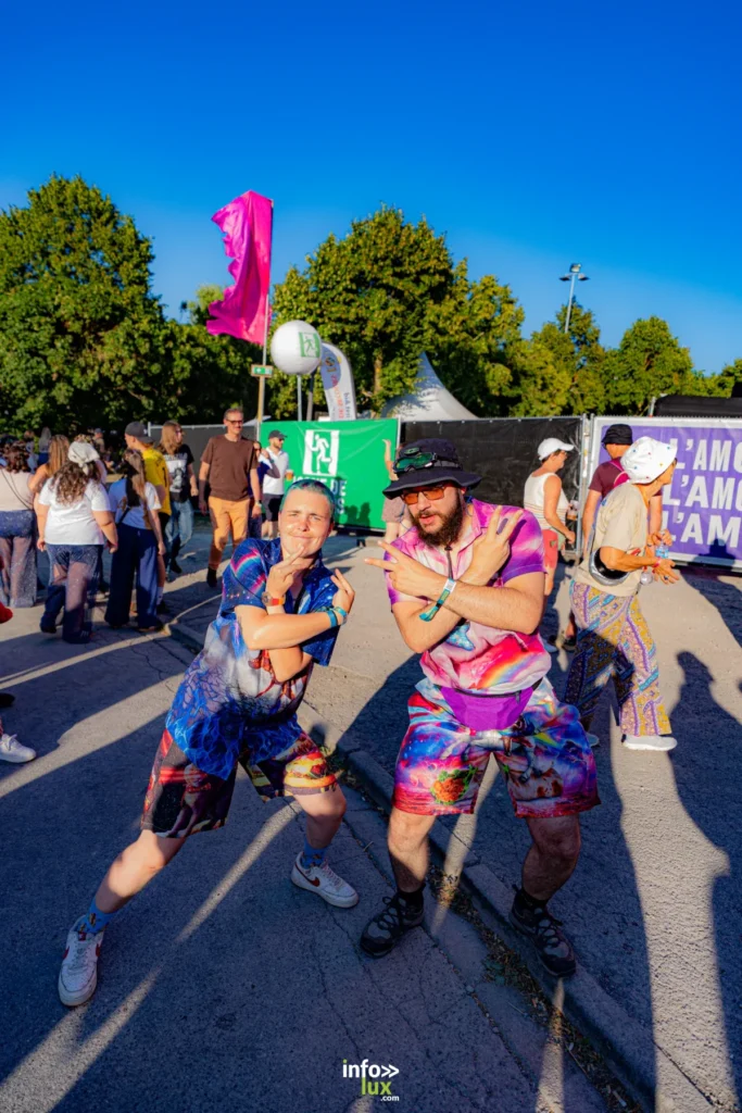 Le public profite des concerts lors de la première journée des Nuits Secrètes 2026 à Aulnoye-Aymeries.