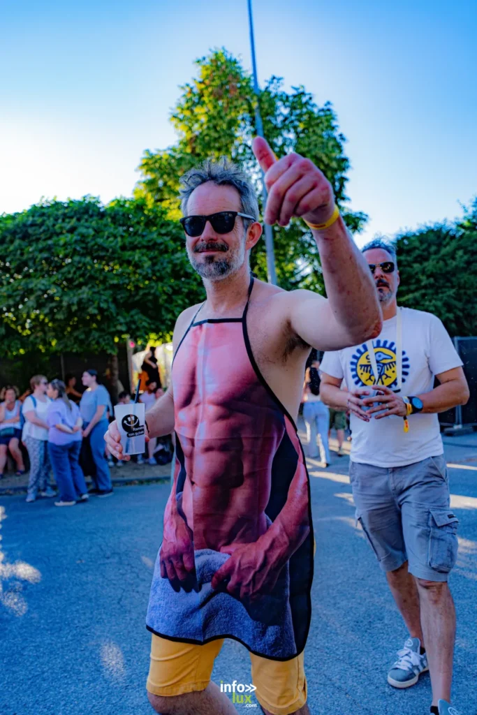 Le public profite des concerts lors de la première journée des Nuits Secrètes 2026 à Aulnoye-Aymeries.