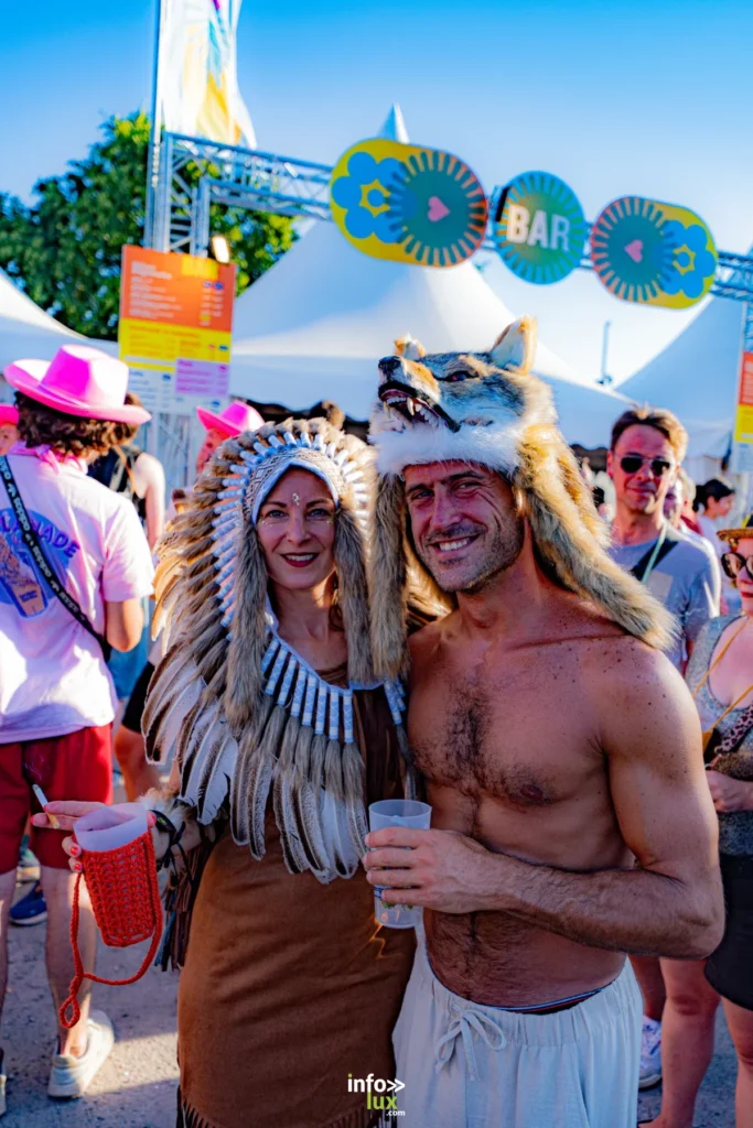 Le public profite des concerts lors de la première journée des Nuits Secrètes 2026 à Aulnoye-Aymeries.