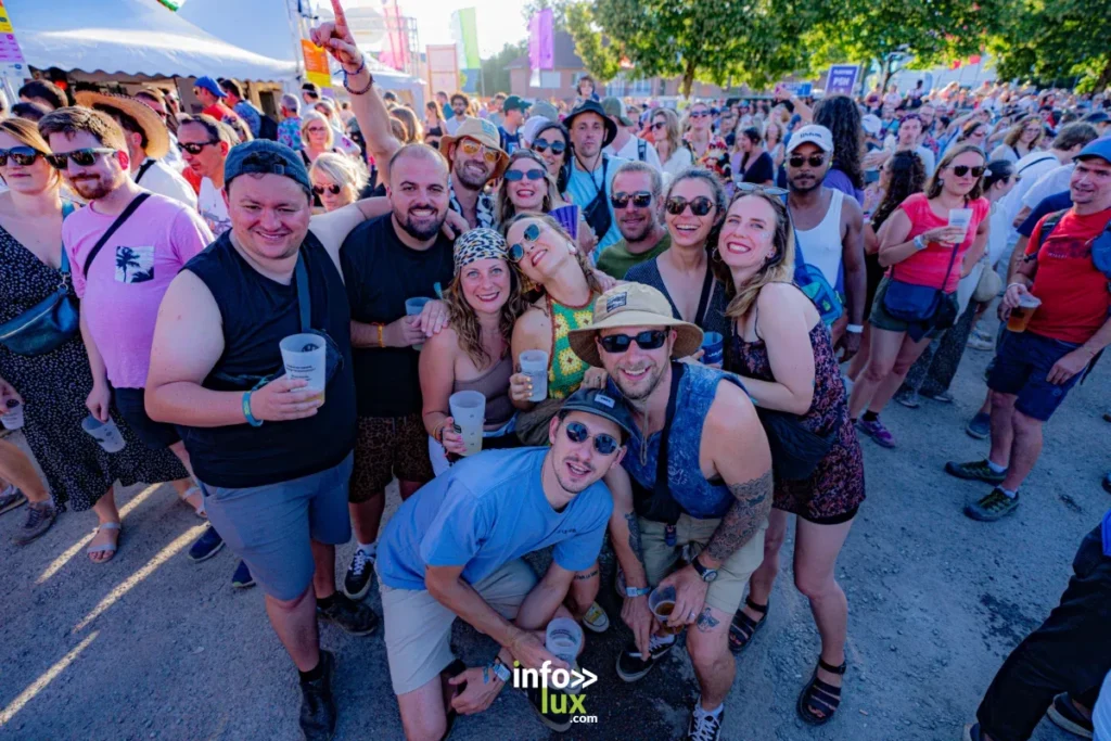 Le public profite des concerts lors de la première journée des Nuits Secrètes 2026 à Aulnoye-Aymeries.