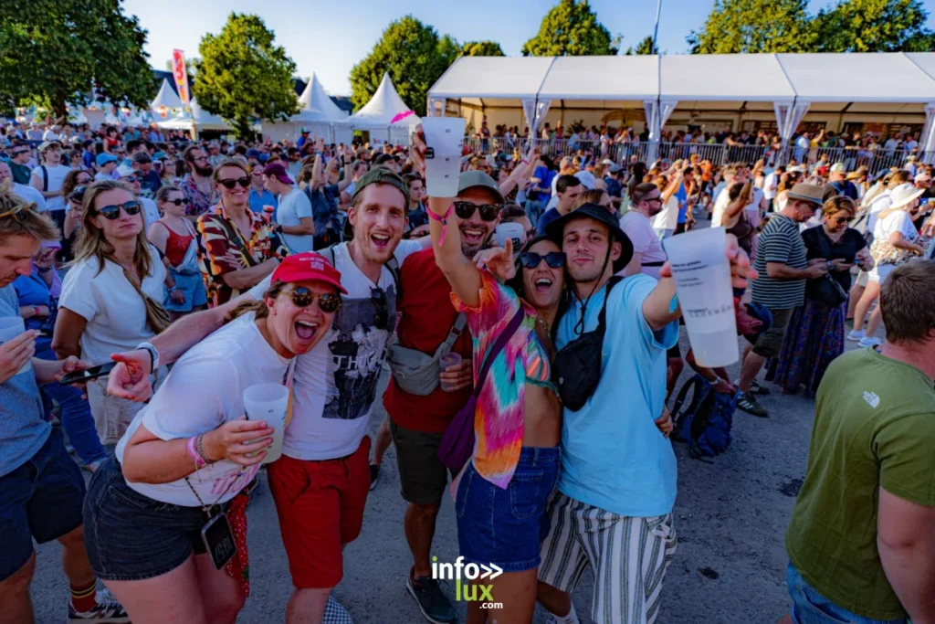 Le public profite des concerts lors de la première journée des Nuits Secrètes 2026 à Aulnoye-Aymeries.