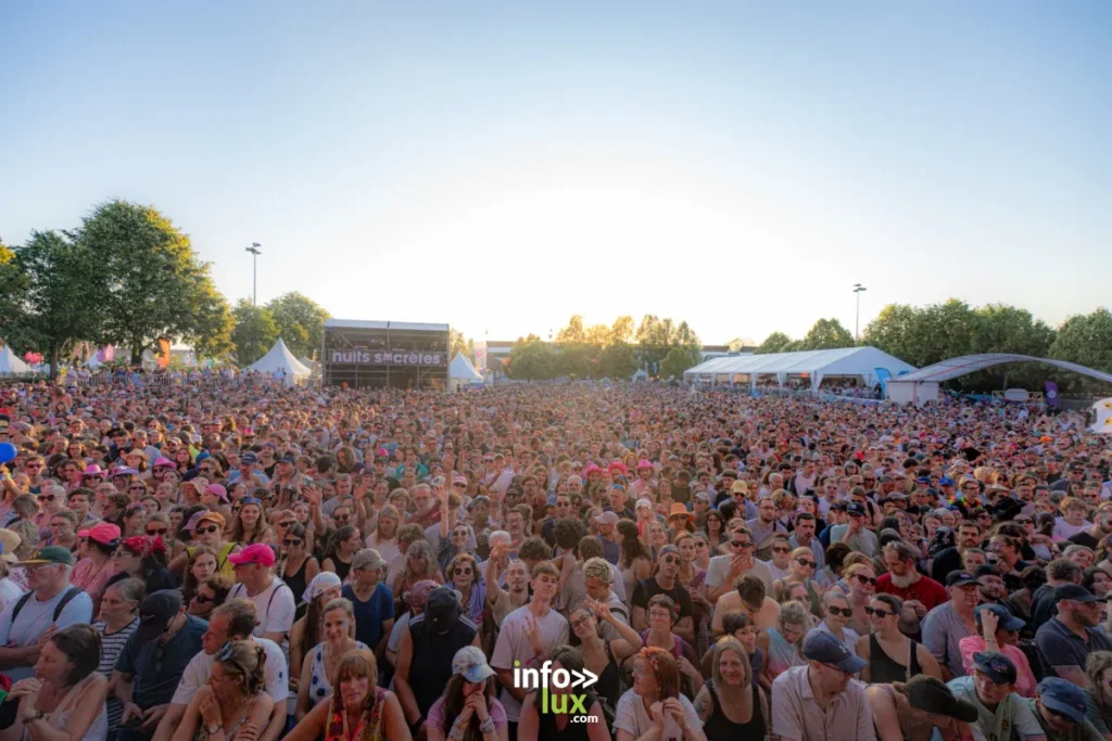 Le public profite des concerts lors de la première journée des Nuits Secrètes 2026 à Aulnoye-Aymeries.