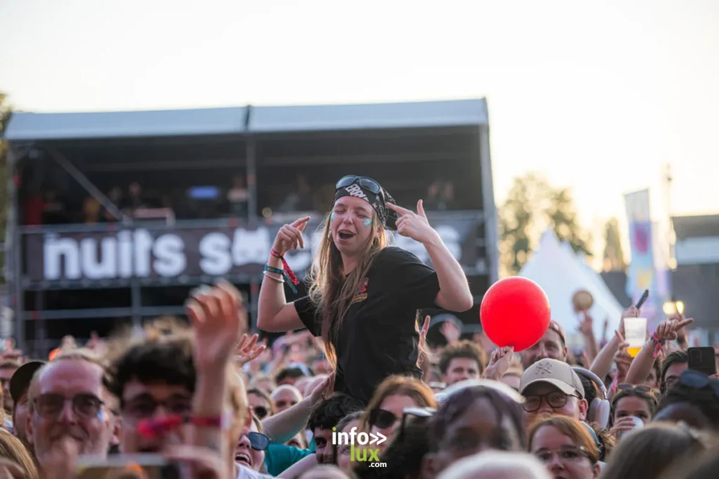 Le public profite des concerts lors de la première journée des Nuits Secrètes 2026 à Aulnoye-Aymeries.