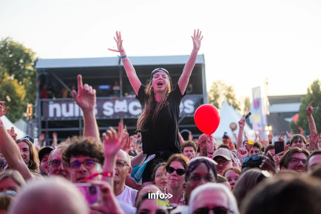 Le public profite des concerts lors de la première journée des Nuits Secrètes 2026 à Aulnoye-Aymeries.