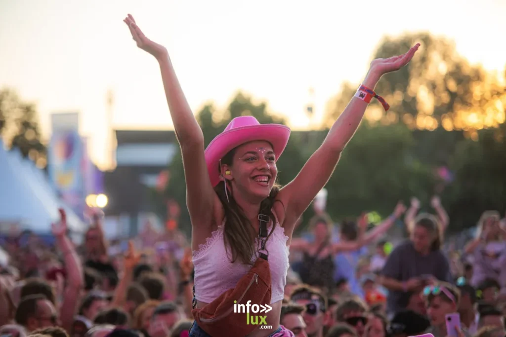 Le public profite des concerts lors de la première journée des Nuits Secrètes 2026 à Aulnoye-Aymeries.